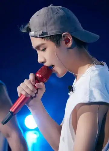 npc告别演唱会彩排照公开 黄明昊手拿红色话筒赴约定