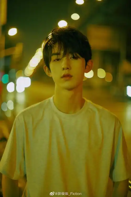郭俊辰:极具有少年感,鲜嫩呆萌的气质,让人不得不爱!