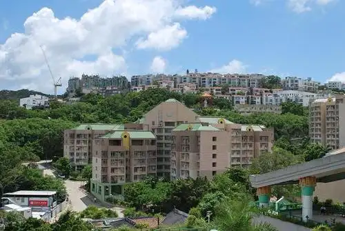 那半圆形的房屋是邓丽君的故居,现在已被哪个富豪买去.