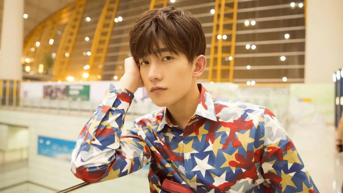 帅气杨洋时尚时装街拍图片桌面壁纸第一辑