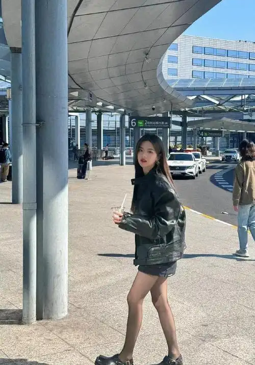 杨超越的脸蛋和腿真是完美|打卡|华语音乐|华语歌手_网易订阅