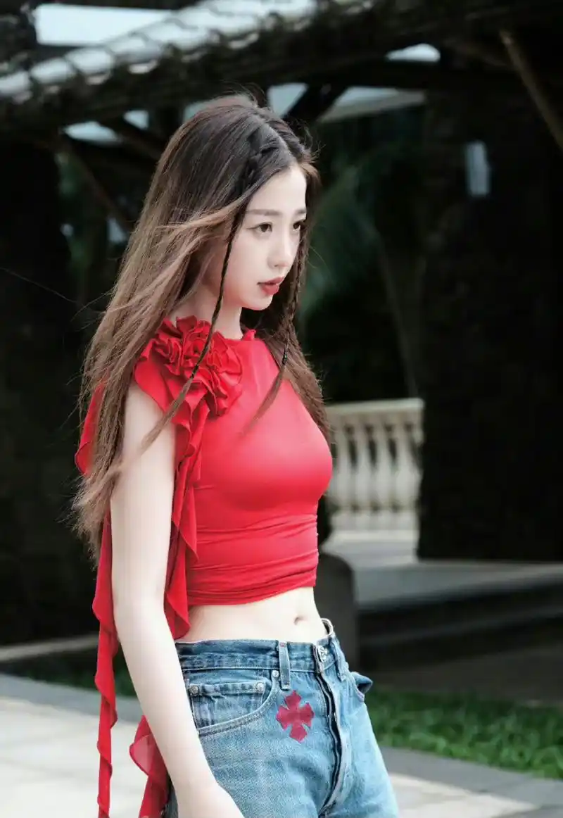 虞书欣,孔雪儿,田曦薇,李兰迪的近期营业照,谁美到你了?