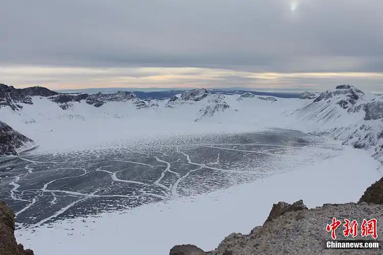 冬季长白山难得一见的冰雪天池