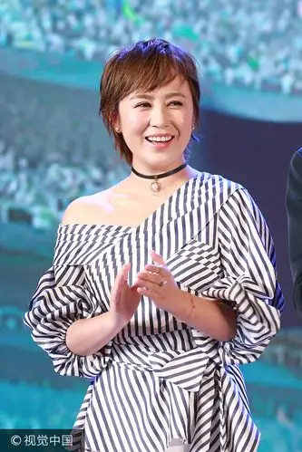 马丽条纹衬衣小露香肩 短裤配一字带鞋气质瞬间up up up!