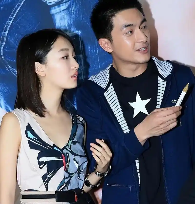 周冬雨:幸运儿的坎坷成长 周冬雨出身平凡,却一出道便成为主演,更是