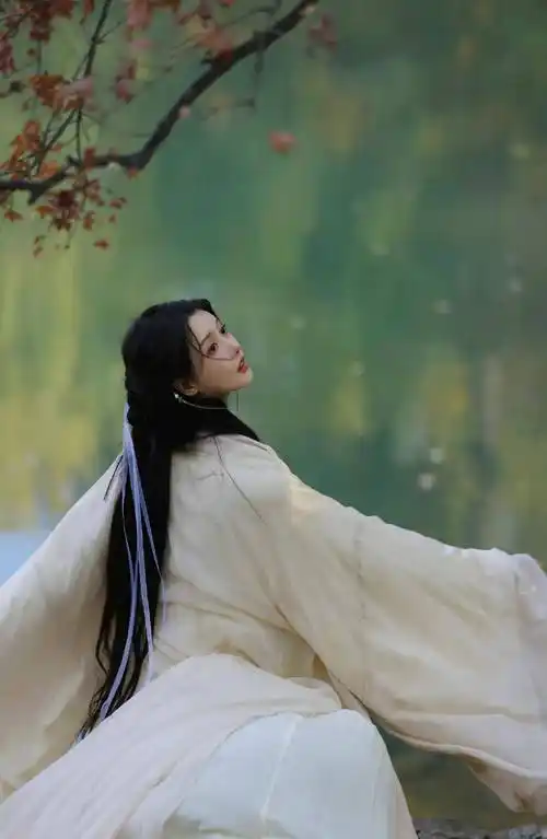 姜贞羽古风写真,撑伞执花,素雅纯净,意境朦胧唯美,氛围感满满_落叶