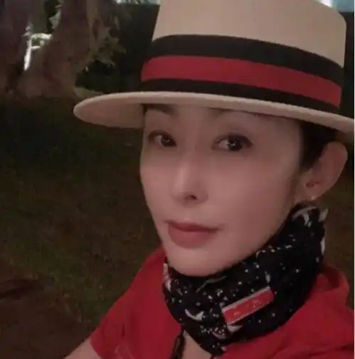 52岁张敏近照曝光,一身摇滚打扮气场十足,网友:差点认不出_向太_赵敏