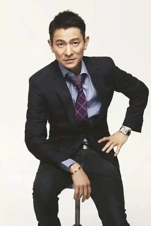 57岁刘德华近照"显老态", 皱纹多还驼背没气场, 网友: 老帅哥