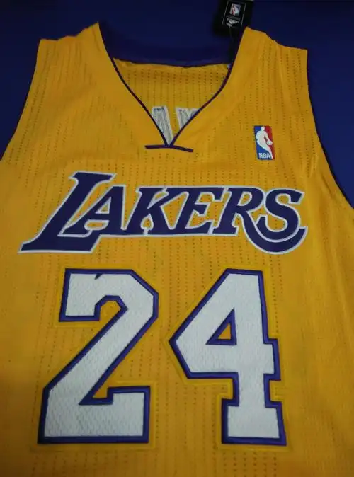 求大神鉴定一下正品科比au球衣,谢谢