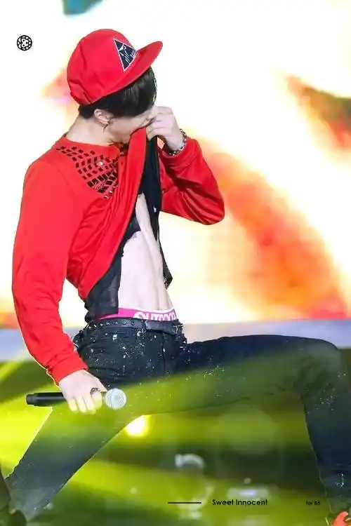 王一博年纪小小在舞台上就好野,高强度跳舞练出来的腹肌线条真不错,小