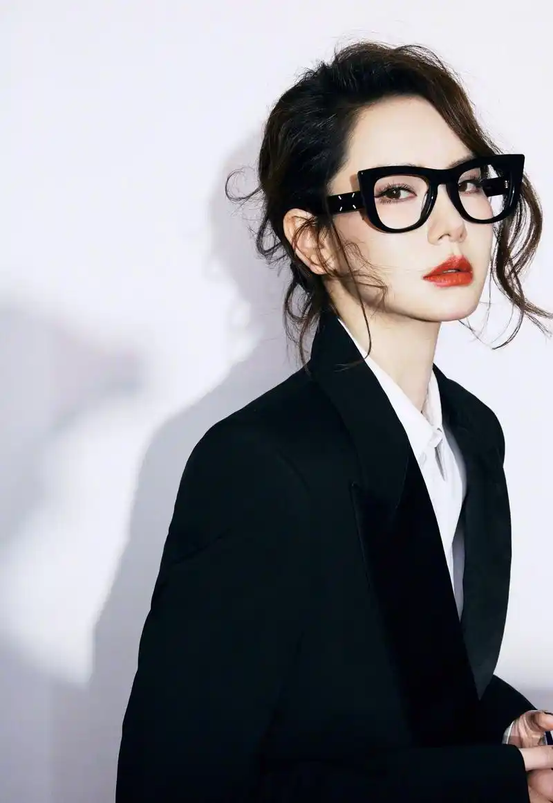 戚薇黑色西装霸气写真