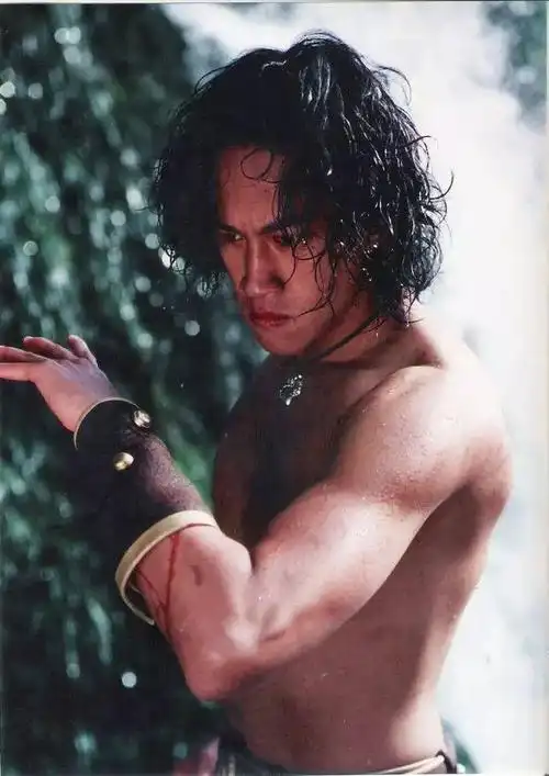 请输入图片描述 最后,既然是写何润东嘛, 还是放一波"大雕"的身材吧.