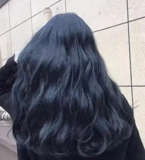 蓝黑色头发会显老吗