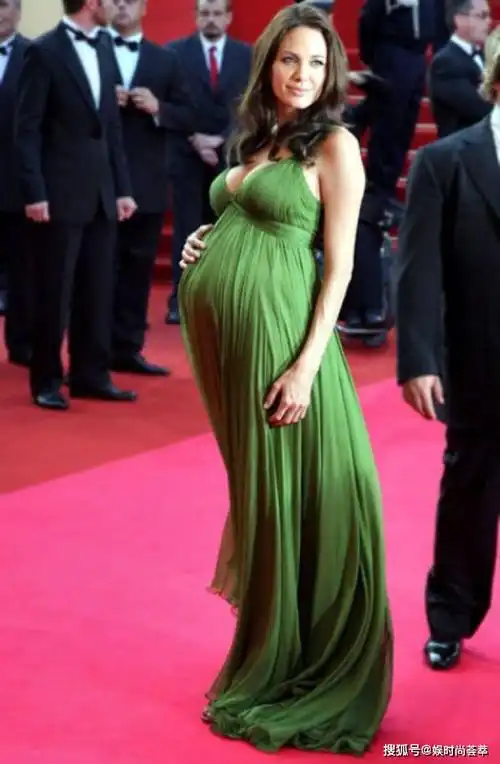 美国好莱坞女明星怀孕时,走红地毯看上去不一样的时尚!