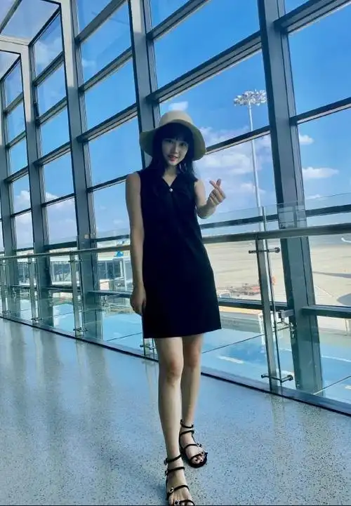 32岁黄龄终于高调一回穿透视裙走红毯好身材若隐若现撩炸了