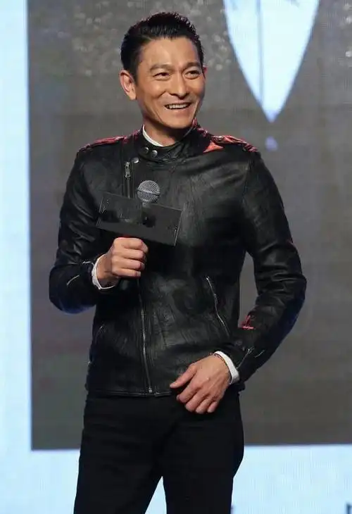 刘德华五款皮衣一款比一款酷帅,梳着大背头成熟,扎起丸子头俏皮