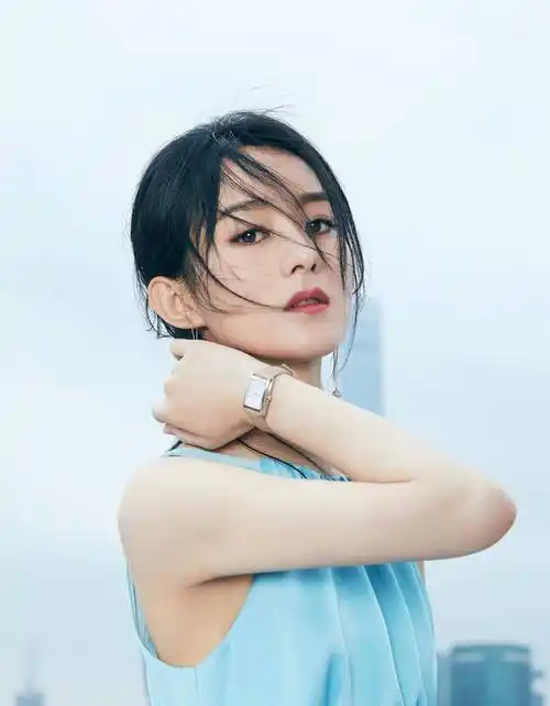 原创原创32岁赵丽颖当妈后颜值再攀高峰水蓝长裙秀蚂蚁腰气场太强