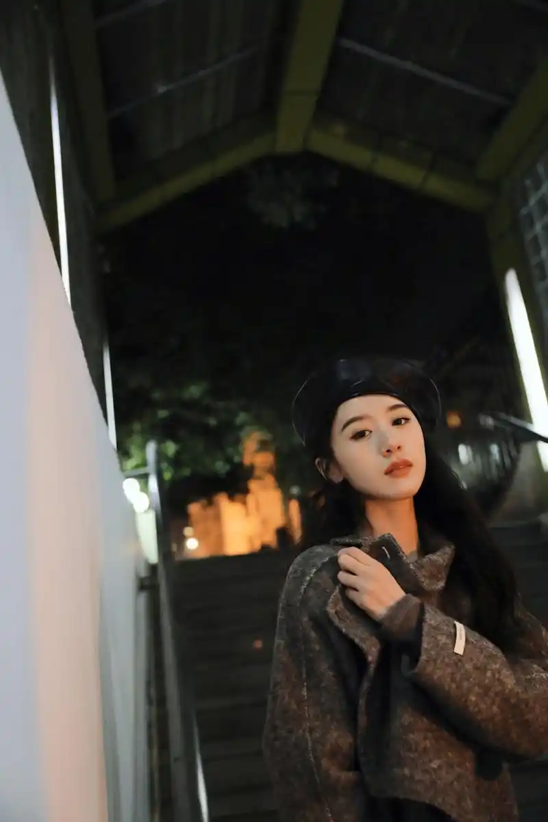 袁冰妍街头随拍一组,身穿灰色系呢子大衣,搭配小黑裤&短靴,复古优雅又
