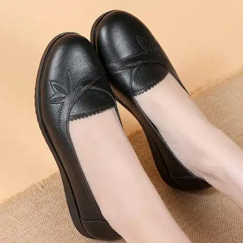 软底软皮女式休闲皮鞋奶奶鞋防滑大码女鞋中年女士单鞋浅口平跟春秋款