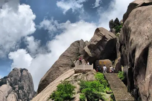 宾馆位于天海景区黄山光明顶下约300米处,是前往西海大峡谷旅游下榻的