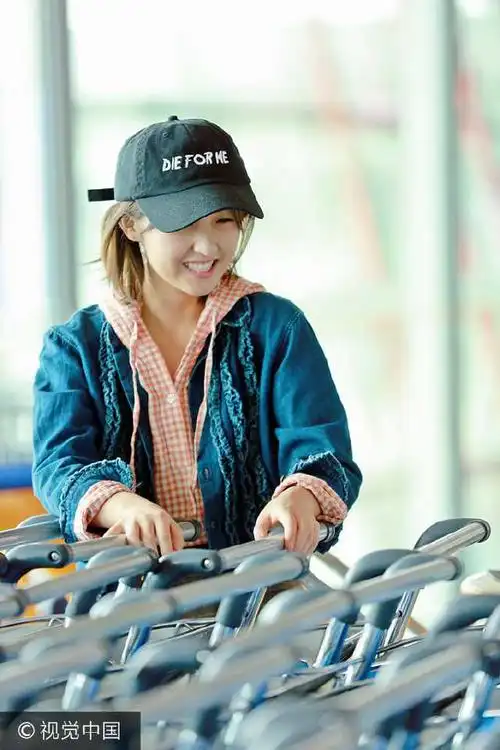 童星少女初长成!"韩梅梅"张子枫机场秀美腿挥舞双手元气十足