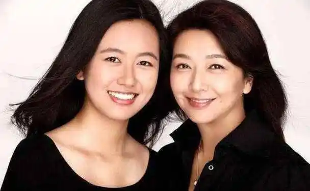 52岁老戏骨江珊,因女儿放弃靳东,再婚嫁小15岁丈夫被宠成公主_张博