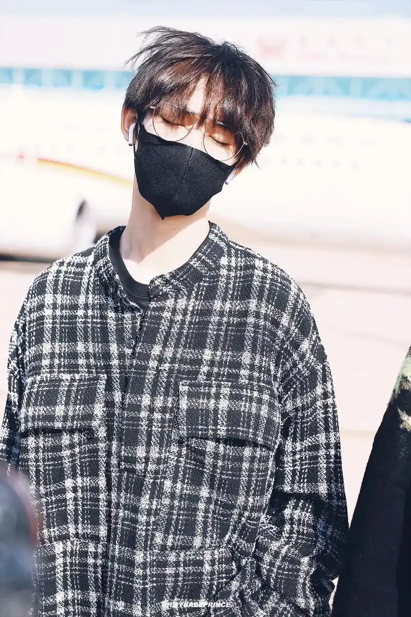 是机场吗?不 是秀场#丁程鑫 #时代少年团 #机场穿搭 #抖 - 抖音