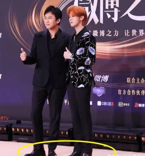 178的鹿晗和180的王俊凯站一起,看清两人的鞋底,谁撒谎很显然_身高_cm