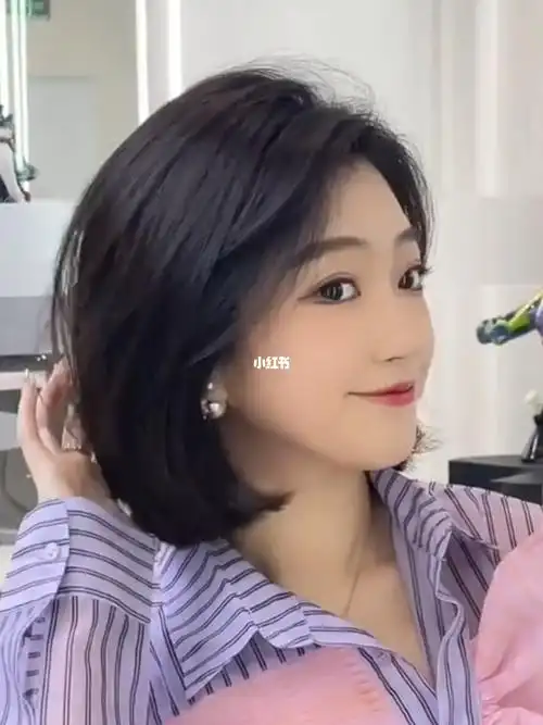 除了要准备时髦的服装,还有就是要换一个好看,好打理的发型95短发就