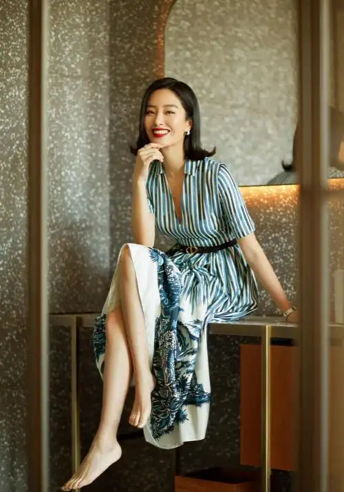 杨采钰私服穿搭好美,衬衣叠加毛衣配浅色牛仔裤,素雅高级又舒服