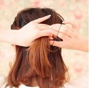 头顶蓬松发型扎法(2款头顶发量少的蓬松扎发教程)