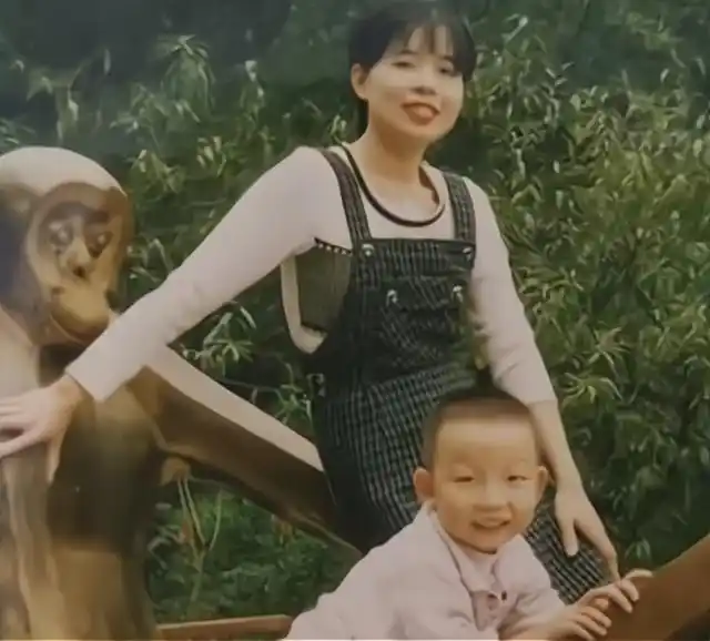 姚策看到郭威小时候的照片,一番话让杜妈落泪,谁的童年更幸福?