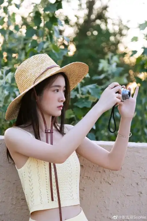 张雪迎草帽造型#张雪迎最新草帽造型黄色针织套装写真有自然阳光的