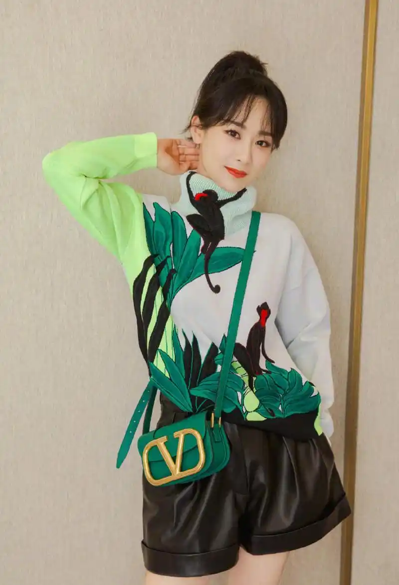 杨紫嵌花刺绣毛衣搭皮质短裤俏皮可爱 头扎高马尾活力满满