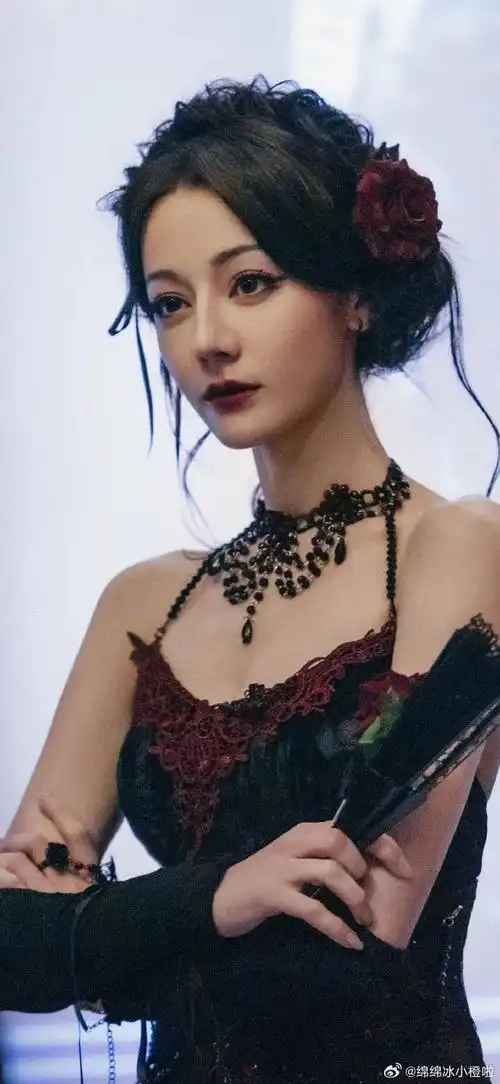 迪丽热巴壁纸温柔又神秘的氛围感