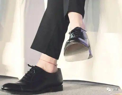 魏大勋脚上妈妈本命年给的红绳没有了(传说红绳自然脱落意味着桃花运