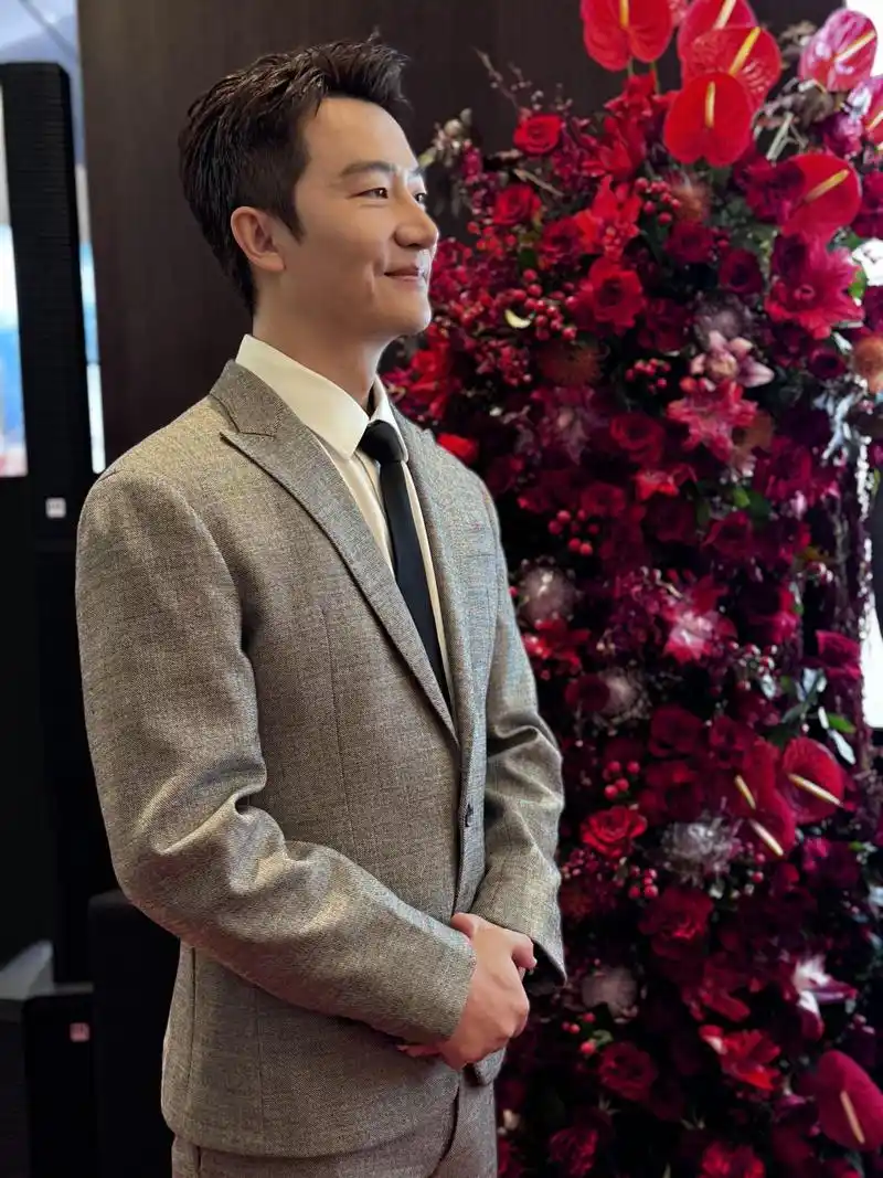 黄轩郑州出席活动,他笑容灿烂十分有辨识度,有少年感,颇有文艺青年的