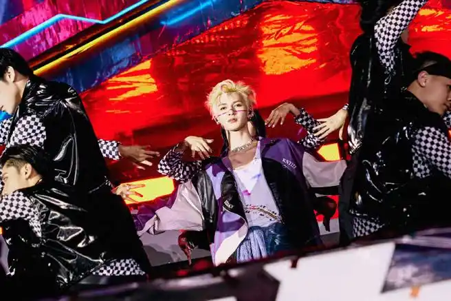 朱正廷超话·#朱正廷成都欢乐谷大运音乐节#彩色夜晚的舞台,灯火热烈