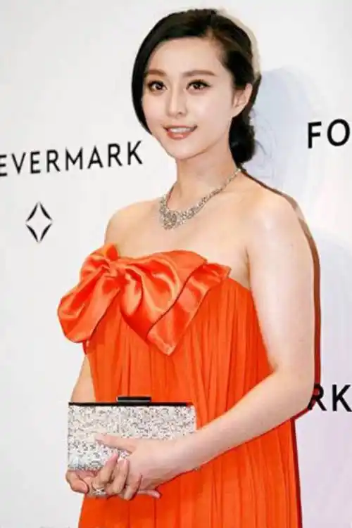 曾开1600万豪车,消失1年的小燕子赵薇,为何手拿身份证现身机场_范冰冰