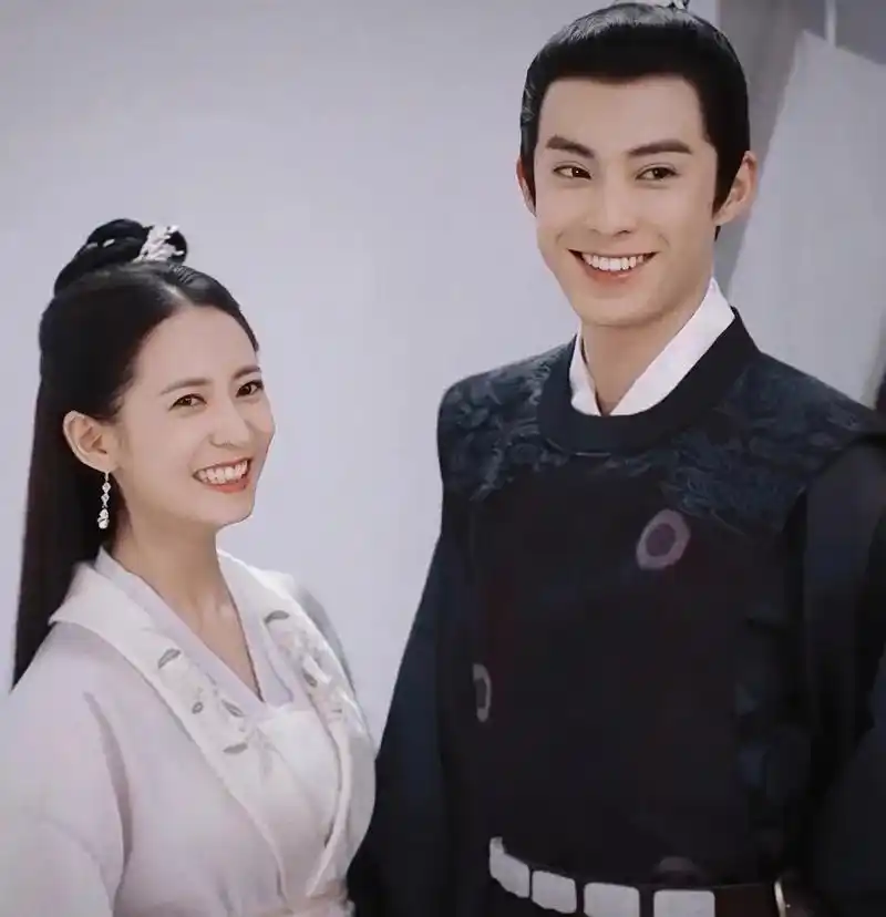 王鹤棣陈钰琪花絮合照,两人笑的好甜,一看关系就很好.