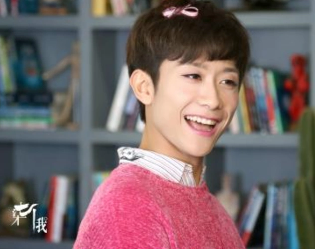 颁奖典礼现场张一山把奖杯放进口袋马云笑到半躺点赞