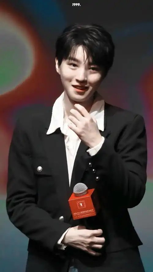 用眼睛拍你笑容 在脑海画你轮廓 96  @tfboys-王俊凯    #王俊凯