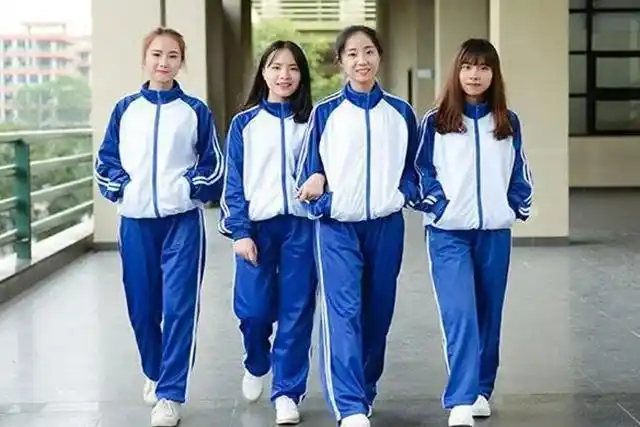 丛中还参杂了白色和灰色,虽然校服仍旧很丑,但比上一个全蓝的校服好看