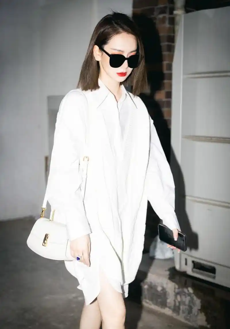 戚薇最新私服 身着针织拼棉衬衫裙,搭配2021秋冬平衡系列白色单肩包