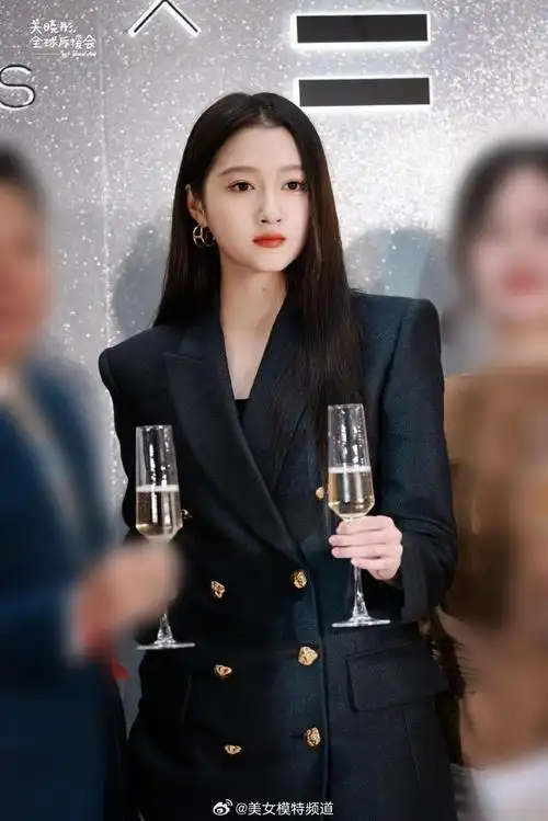 关晓彤戴墨镜穿黑西装又酷又飒