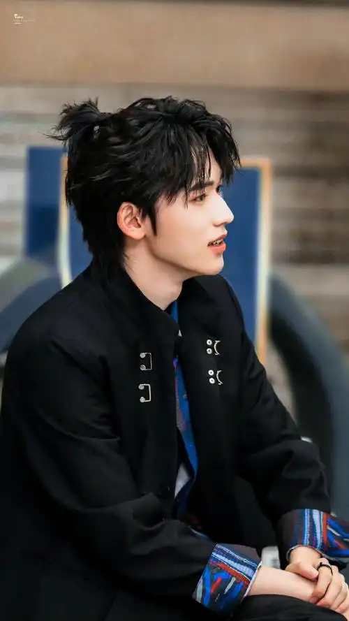 宋亚轩绑小揪揪插兜