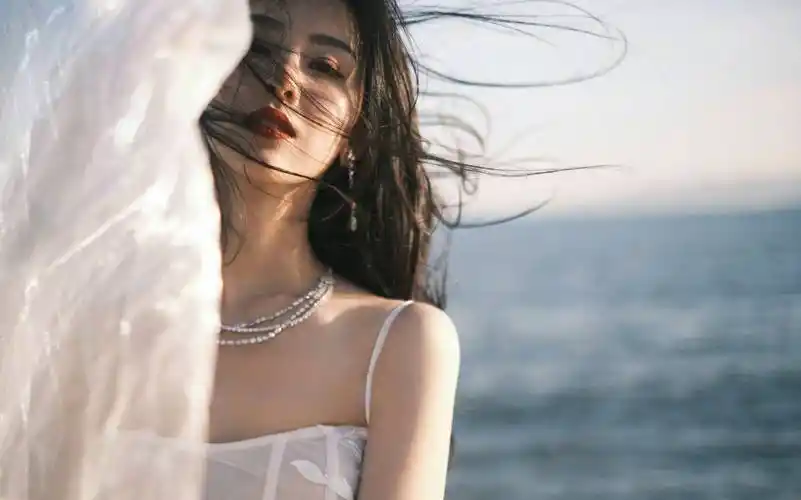 红衣张小斐,卷发谭松韵,女明星们,请把"港风妆容"焊死在脸上