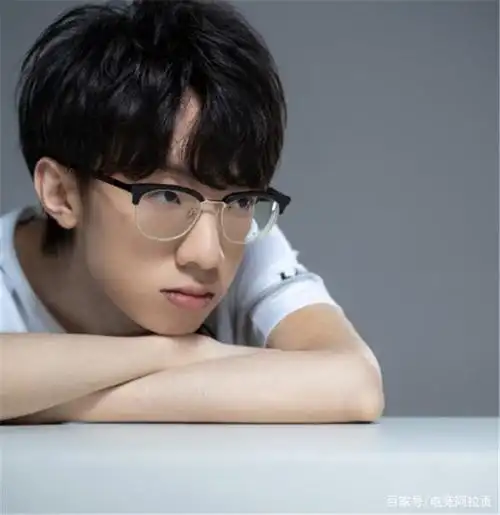 宝蓝开播感谢宁王送的礼物,是他的同款项链,一问价格粉丝懵了