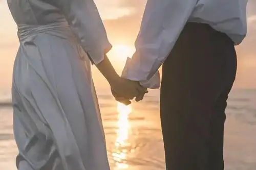 朋友圈情侣秀恩爱的句子 情侣说说秀恩爱霸气 2021-05-19