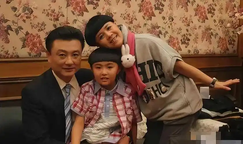 57岁"金龟子"刘纯燕升级当姥姥,女儿14岁谈恋爱,终于开花结果_王宁